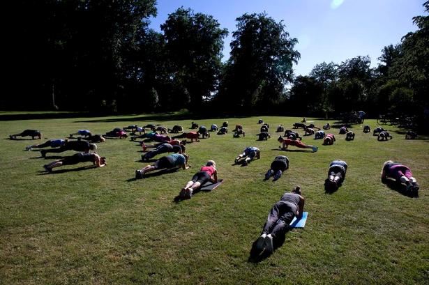 STYRKE. Alle må bide i græsset, når der skal laves diagonalløft og træning af ryggens muskler. Foto: Finn Frandsen 