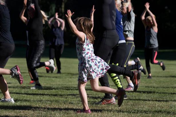 VELKOMMEN. Både børn, unge og ældre dukker op på plænen til træning mandag, onsdag og fredag. Foto: Finn Frandsen 