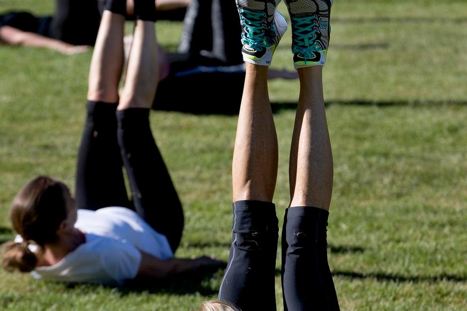 GRÆSRØDDER. Frivillig forening laver gratis fitness i Fælledparken i København. Foto: Finn Frandsen 