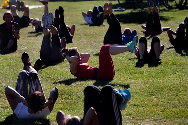 MAVEMULLER. Også mavemusklerne får et tur på græsset foran Rigshospitalet.  Foto: Finn Frandsen 