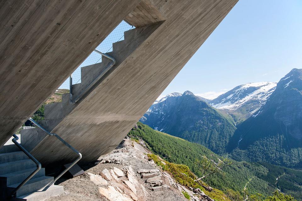 Skift. Lige nu har cementen på 'Utsikten' sin naturlige grå cementfarve, men med tiden vil farven ændre sig og blive en del af landskabet omkring. 