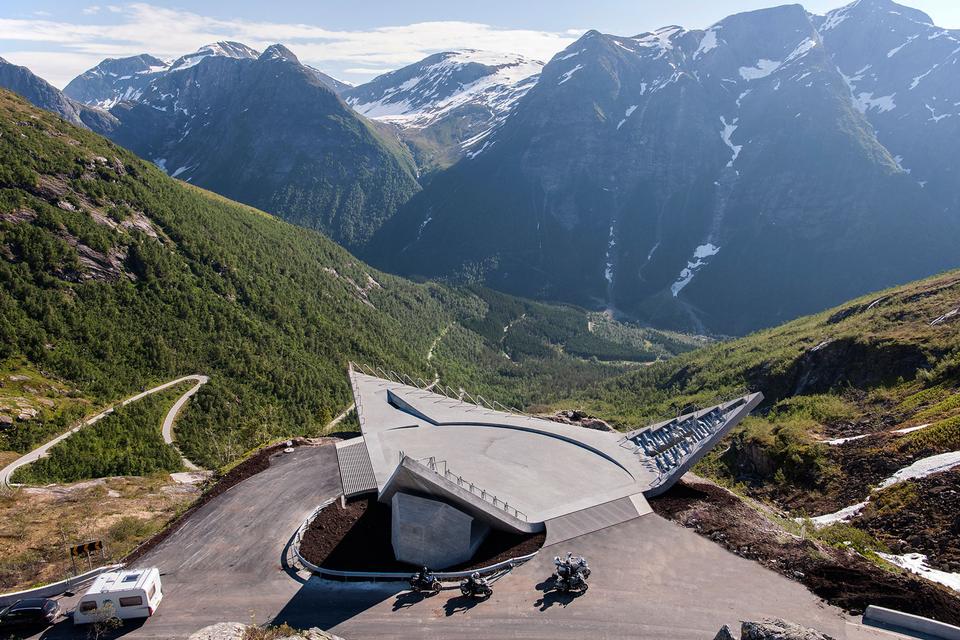 Platform. 'Utsikten' er en trekant af cement, der peger mod nord, syd og vest. 