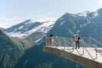 Kig. Rastepladsen 'Utsikten' har kig til fjeldene i horisonten og dalen 700 meter længere nede. 