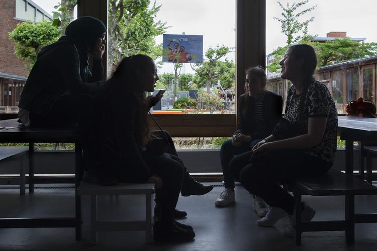 Huledyr. Det er det første ord, 8.U's lærer finder frem til, da han skal beskrive elevernes vaner i deres frikvarterer. Som de fleste udskolingselever har de fra 7. klasse fået lov til selv at bestemme, om de vil være inde eller ude i frikvarterene. 