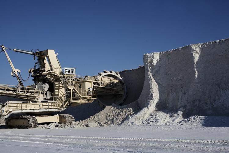 Cement. Hele 5 procent af det globale CO2-udslip stammer fra produktion af cement, som er en vigtig bestanddel af beton. 