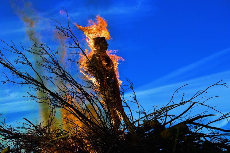 Afbrændt. Ifølge Ph.d. og konsulent Birgitte Kofod Olsen bør Danmark rejse et mindesmærke for de mange kvinder, som blev brændt af som hekse. 