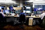 Panik. Danske aktier har kurs mod det næststørste fald nogensinde efter Brexit. Her ses handelsgulvet i Danske Bank. (Arkivfoto). 
