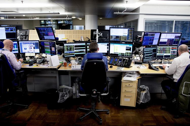 Panik. Danske aktier har kurs mod det næststørste fald nogensinde efter Brexit. Her ses handelsgulvet i Danske Bank. (Arkivfoto). 