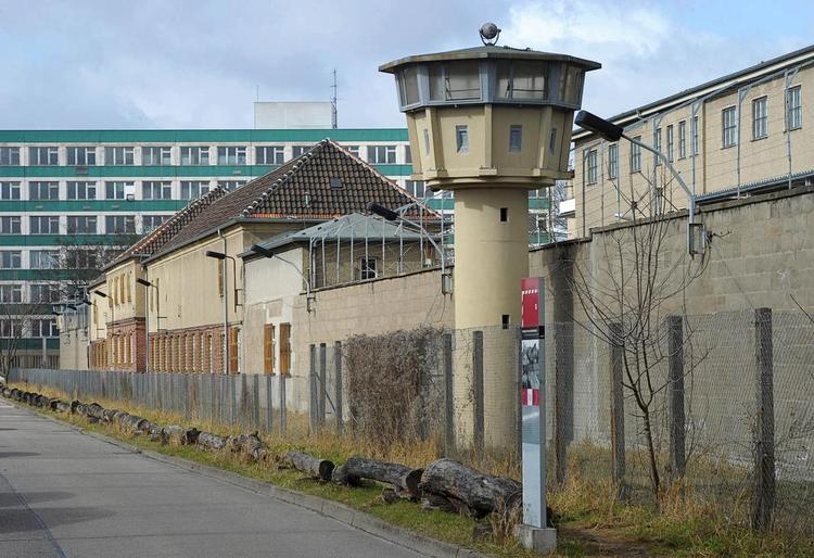 Hohenschönhausen. Det hemmelige østtyske politi, Stasi, havde gemt sit fængsel til politiske fanger godt væk i Østberlin. I højhusene, der skærmede fængslet af, boede Stasi-personalet. Arkivfoto: Sören Stache/AP 