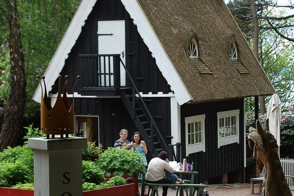 Leghus. Dronning Ingrids tre store brødre legede ofte vildt i et mindre bjælkelegehus. Derfor byggede Gustav Adolft et toetagers hus til den lille Ingrid, så hun kunne lege i fred. Nu er der gammeldags udklædningstøj, børn kan prøve, og plantebed, alle kan plante i.