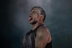 Tungeslasker. Till Lindemann lignede en kriger fra en Mad Max-film, da han satte fut til Tinderbox. I bogstaveligste forstand. 