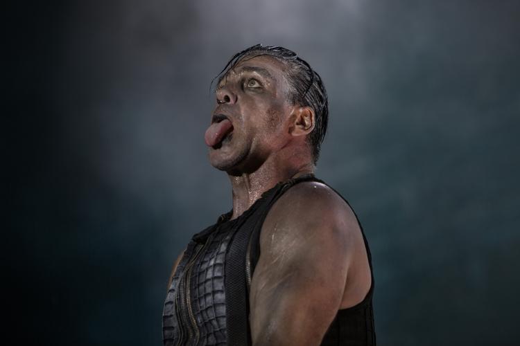 Tungeslasker. Till Lindemann lignede en kriger fra en Mad Max-film, da han satte fut til Tinderbox. I bogstaveligste forstand. 
