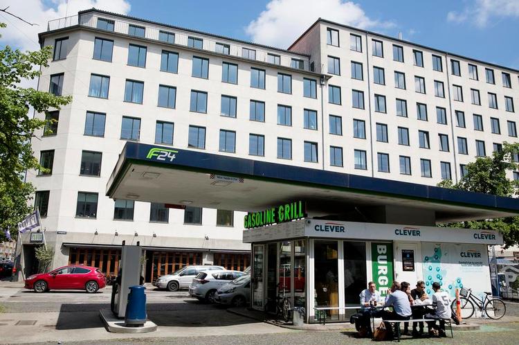 En burger på tanken. I virkeligheden er en burger bedst, når den er helt enkel, og det er den på Gasoline Grill. Måltidet fortærer man ved et par klapborde udenfor. Sådan. Og smagen er i top. 