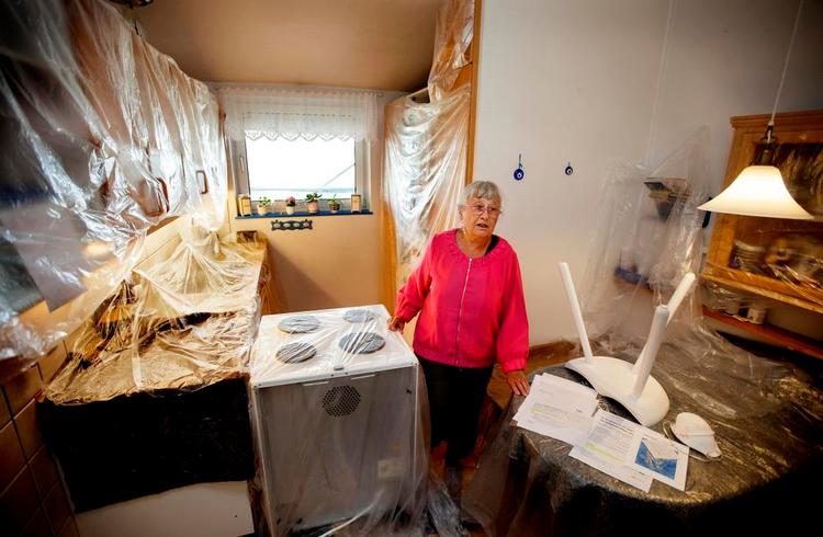 VETERAN.  Marie Andersen har boet i Tingbjerg i et halvt århundrede, og hun mødte dengang arkitekt Steen Eiler Rasmussen, der ville skabe et arbejderparadis. Nu synes hun, , at det er et mareridt. Foto: Finn Frandsen. 