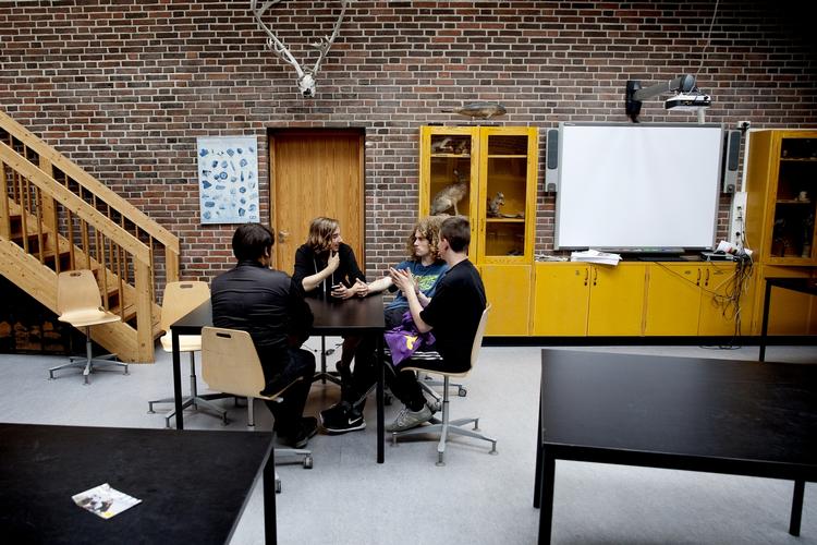 Kedeligt. Formand for forældreorganisationen Skole og Forældre, Mette With Hagensen, mener, at faciliteterne i skolegårdene er for kedelige til de ældste elever, der ofte opholder sig indenfor. 