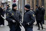 Frygt. Nogle gange kunne det sgu være rart at stikke af fra arven fra 9/11, Rose, Seidenfaden, al-Qaeda, terrortrusler og det forbandede høje sikkerhedsniveau. På den anden side er det også farligt at være på Nørreport Station, og der er politimænd med maskinpistoler i Torvehallerne, til BogForum, i Krystalgade (billedet - arkivfoto). 