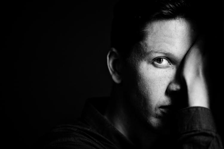 Ener. Morten Vittrup har ikke forbindelse til nogen forfatterskole. Han har ikke noget netværk blandt andre forfattere. Faktisk passer det ham fint. 