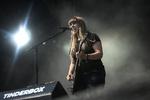 Frustrerende. Andrea Thuesen og Baby In Vain var overladt meget til sig selv på Tinderbox' gigantisk røde scene. I trods viste trioen, at de kunne have givet en stærk koncert i bedre rammer. 
