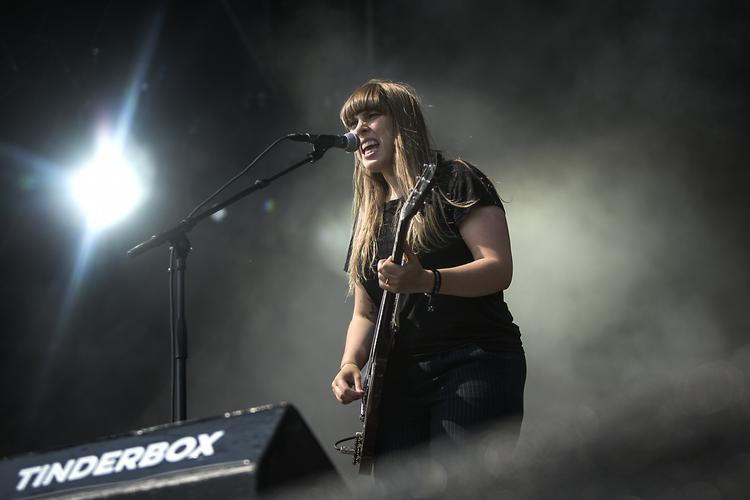 Frustrerende. Andrea Thuesen og Baby In Vain var overladt meget til sig selv på Tinderbox' gigantisk røde scene. I trods viste trioen, at de kunne have givet en stærk koncert i bedre rammer. 