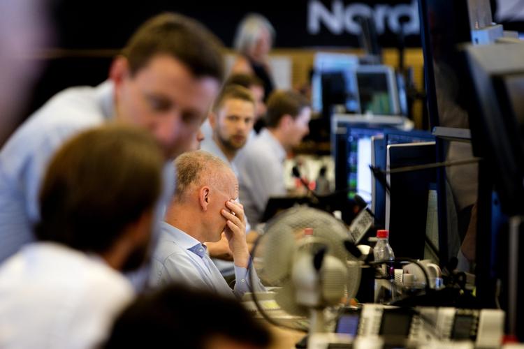 Nedtur. Aktie- og valutamarkeder oplevede store nedture i kølvandet på briternes beslutning om at melde sig ud af EU. Det britiske pund oplevede det største fald på en enkelt dag nogensinde, og aktieindekser faldt flere steder med op til 8 procent. Frustrationen, koncentrationen - og trætheden - kunne også mærkes hos Nordea Markets i København. 