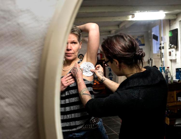 Senfølger. Garbi Schmidt fik konstateret brystkræft i efteråret 2014 og er i dag erklæret rask. Tidligere på året fik hun lavet en tatovering hen over arret fra sin kræftoperation. Med hendes egne ord er tatoveringen ’et opgør med døden’ og består af en lotus, som er livets blomst – den står i centrum. Baggrunden er et gammelt grafisk mønster for ’livets blomst’. 