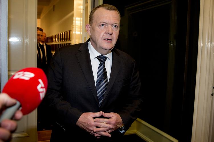 Undersøgelse. Statsminister Lars Løkke Rasmussen (V) kunne på et pressemøde i dag fortælle, at højtplacerede embedsmænd i samtlige ministerier (med undtagelse af Kirkeministeriet) er inviteret til møde i Udenrigsministeriet på mandag om  de danske konsekvenser af briternes nej til at forblive i EU. 