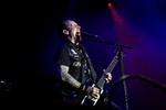 Frontmand. Michael Poulsen er manden, der bærer hele Volbeats show. Han tager slæbet, men nogen overraskende sprællemand er han ikke. 