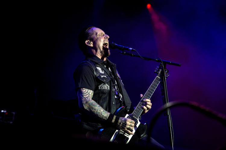 Frontmand. Michael Poulsen er manden, der bærer hele Volbeats show. Han tager slæbet, men nogen overraskende sprællemand er han ikke. 