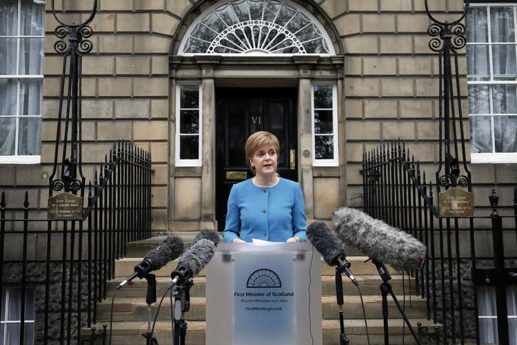 Løsrivelse. Den skotske førsteminister Nicola Sturgeon talte til pressen efter et hastemøde om det britiske EU-nej. 