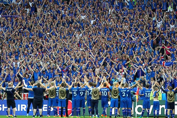STEMNING. Opbakningen fra tribunerne har været med til at gøre Island til en af EM-slutrundens positive overraskelser. Arkivfoto: AP 