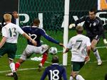 2009. Da Thierry Henry (12) lagde op til Frankrigs afgørende udligning mod Irland i en VM-playoffkamp på Stade de France, havde han forinden taget bolden med sig med hånden. Arkivfoto: Michel Euler/AP 