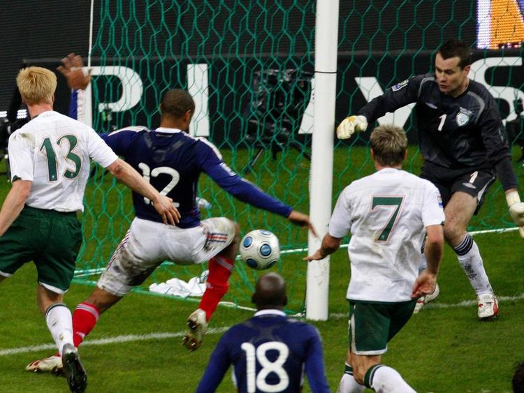 2009. Da Thierry Henry (12) lagde op til Frankrigs afgørende udligning mod Irland i en VM-playoffkamp på Stade de France, havde han forinden taget bolden med sig med hånden. Arkivfoto: Michel Euler/AP 
