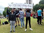 Protest. Afrin (tv) på 17 år og Anjum på 16 år demonstrede i dag mod det flertal af briterne, der stemte for at Storbritannien skal forlade EU. 