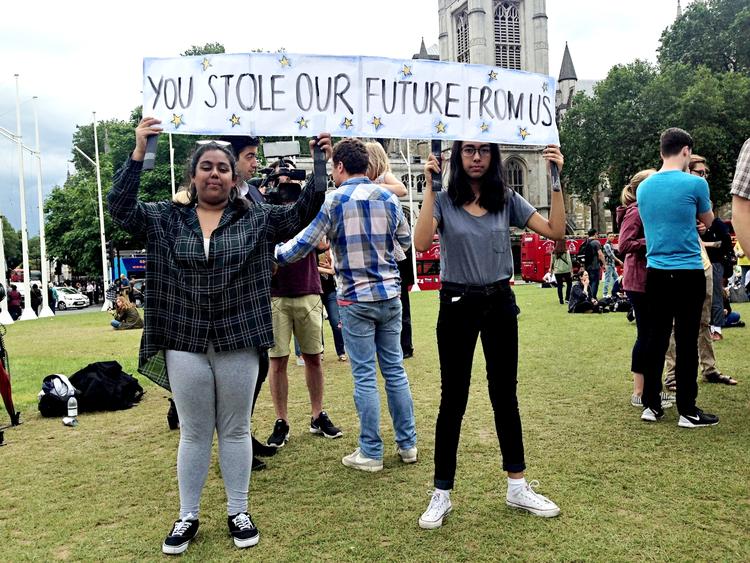 Protest. Afrin (tv) på 17 år og Anjum på 16 år demonstrede i dag mod det flertal af briterne, der stemte for at Storbritannien skal forlade EU. 