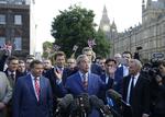 Sejrstale. Formand for uafhængighedspartiet UKIP, Nigel Farage, fejrer at briterne stemte nej til fortsat at være medlem af EU. 