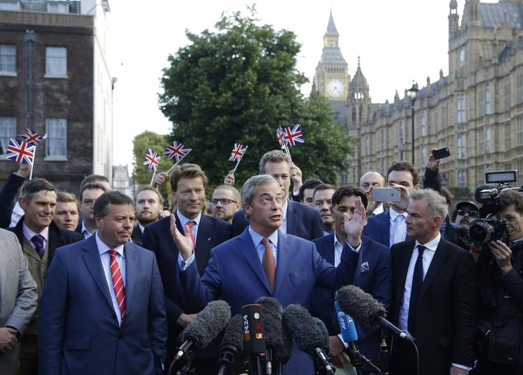 Sejrstale. Formand for uafhængighedspartiet UKIP, Nigel Farage, fejrer at briterne stemte nej til fortsat at være medlem af EU. 