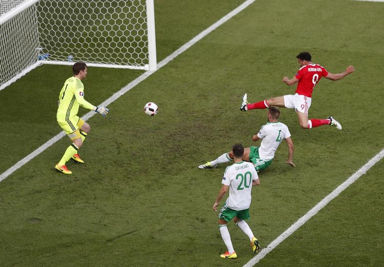 Afgørelsen.  Havde Gareth McAuley ikke forsøgt at sparke væk, havde Hal Robson-Kanu formentlig scoret for Wales. 