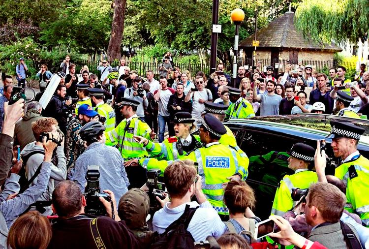 Protest. Demonstranter i det 'Remain'-indstillede London har i flere dage demonstreret foran Boris Johnsons hjem, hvor de blandt andet råber 'forræder'. 