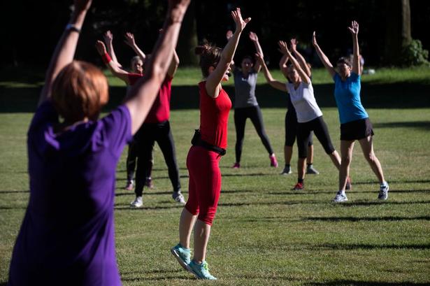 ULØNNET. Signe Marie Højlund i rødt er instruktøren. Hun og de andre arbejder helt gratis, og der er nærmest kamp om at få lov at undervise på græs. Foto: Finn Frandsen 