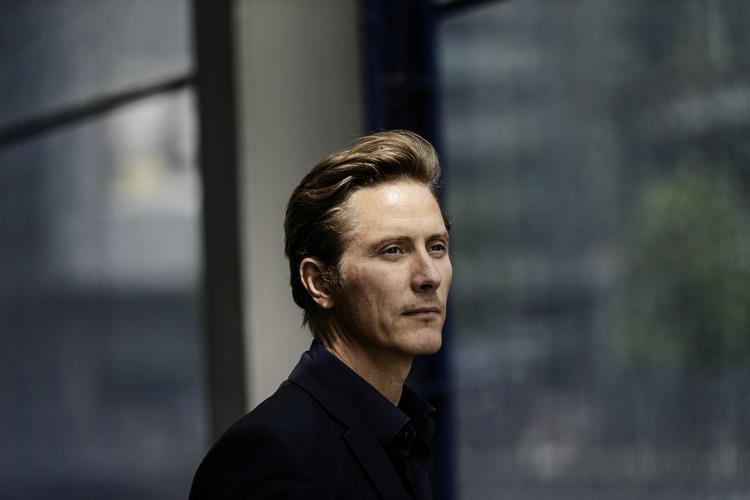 chef. Thomas Buch-Andersen står nu i spidsen for landets største taleradio med omtrent 655.000 ugentlige lyttere. Kanalen har en trofast lytterskare særligt blandt ældre danskere, mens det halter med at indfange de yngre lyttere. Thomas Buch-Andersen ønsker, at kanalen løsner lidt op for formidlingsformerne, for »P1 har i et vist omfang taget alvoren for alvorligt«, siger han. 