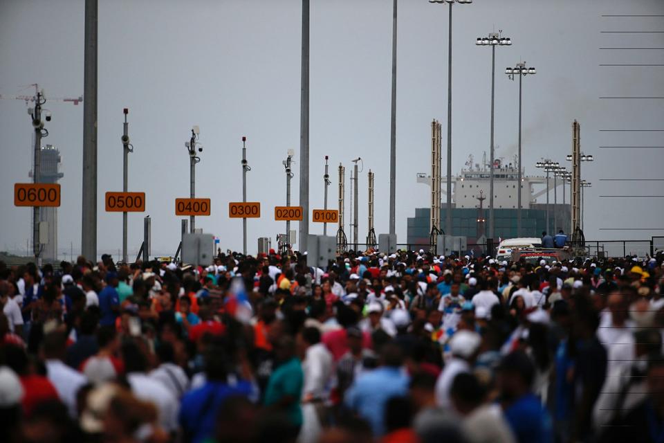 Jublen var stor, da det kinesiske fragtskib Cosco Shipping Panama med sine 48 gange 300 meter passerede Panamakanalen. Skibet er det første af sin størrelse til at passere kanalens nyanlagte tredje spor, der efter to års forsinkelse endelig står klar - indtil nu har kanalen kun kunne tage imod skibe af væsentligt mindre kaliber. 