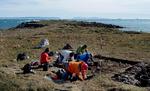 Herreværelset. Arkæologer fra det dansk-grønlandske NOW-projekt i gang med at udgrave en køkkenmødding på inuitbopladsen Núúllit i Thule-området. Her lå omkring år 1300 et såkaldt mandshus, hvor fangerne kunne sidde og diskutere jagt og hverdagens hændelser, og det var her, arkæologerne fandt en af ringene fra en nordboringbrynje. 