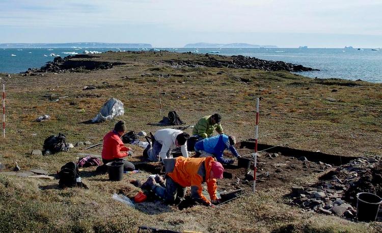 Herreværelset. Arkæologer fra det dansk-grønlandske NOW-projekt i gang med at udgrave en køkkenmødding på inuitbopladsen Núúllit i Thule-området. Her lå omkring år 1300 et såkaldt mandshus, hvor fangerne kunne sidde og diskutere jagt og hverdagens hændelser, og det var her, arkæologerne fandt en af ringene fra en nordboringbrynje. 