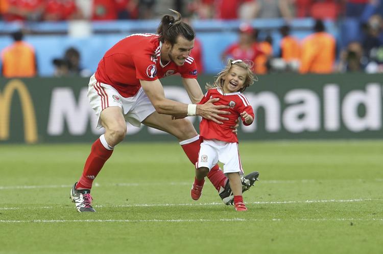 Helte. Gareth Bale har scoret tre gange for Wales - og er også et stort hit hos datteren Alba. 
