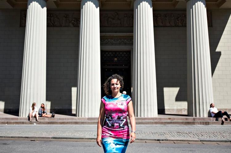 Tro. Anne-Cathrine Riebnitzsky fotograferet foran Vor Frue Kirke i København. Foto: Melissa Kühn Hjerrild 