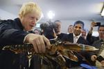 Lokkemad. EU-kritiske Boris Johnson er tidligere London-borgmester og i spil som ny premierminister, efter at briterne stemte for at forlade EU. Med sine skarpe udtalelser og kulørte optræden er han et ynder mål for de britiske medier. Her besøger han en fiskedistributør. 