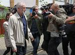 Brexit. Labour-leder Jeremy Corbyn var omringet af fotografer, da han i dag forlod sit hjem. Også internt i partiet er han under pres efter folkeafstemningen om EU. 