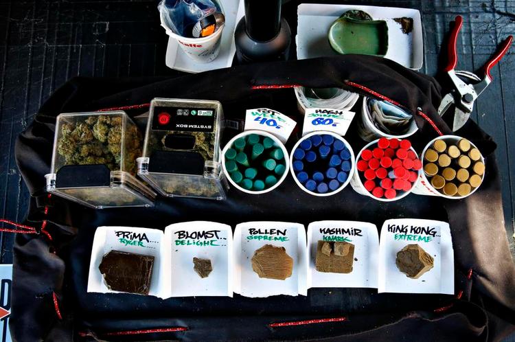 GADEN. For nyligt blev en ansat i en af boderne opdaget med tyve gram kokain på sig. Han blev bortvist fra staden. 