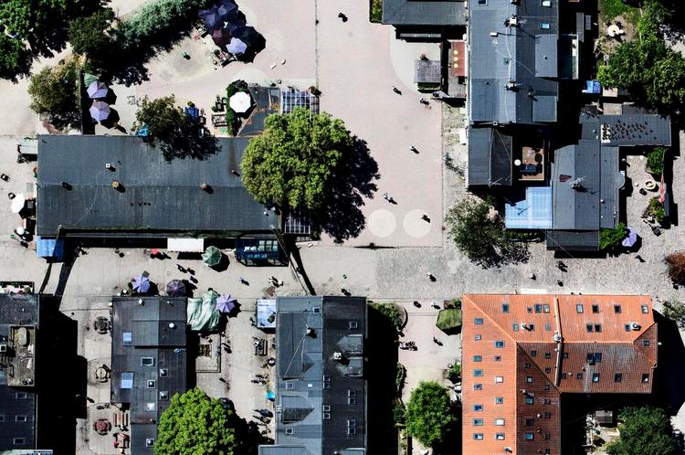 RYDNING. Tre gange på en uge har politiet ryddet Pusher Street, men boderne bliver hurtigt bygget igen. Mandag skal Christianias kontaktgruppe mødes med Københavns Politi. 