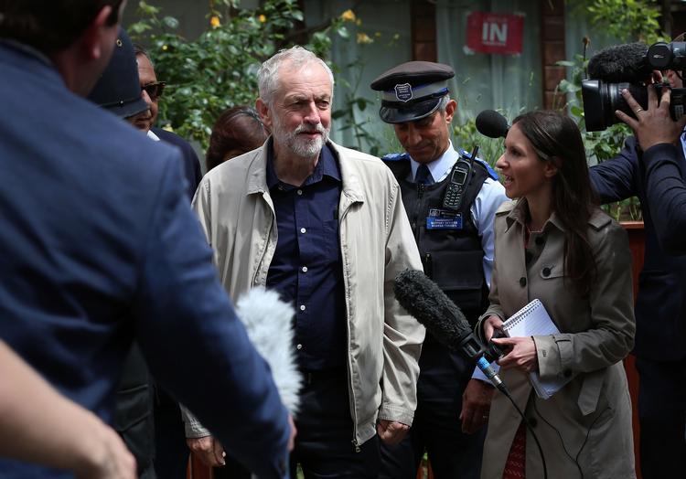 partiuro. Labour-leder Jeremy Corbyn omringet af pressen foran sit hus i London. Presset på formanden vokser også internt i partiet. 